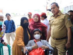 Kepedulian PLT Walikota Bekasi Menjenguk Warga Sakit