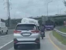 Viral Seorang pengendara sepeda motor terobos jalur tol Jakarta Cikampek