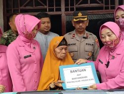 Bhabinkantibmas Rehab Rumah Warga Dengan Uang Pribadinya Bersama Istri