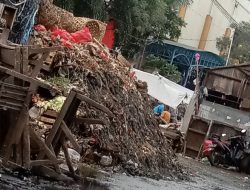Satu Bulan Tanpa Penanganan Tumpukan Sampah Resahkan Pedagang Cikarang