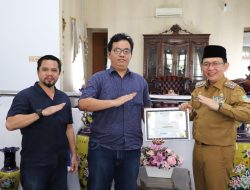 Pj Bupati Bekasi Terima Penghargaan MetroNesia Award