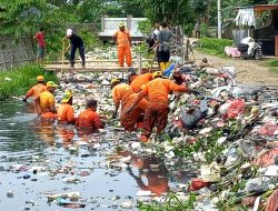 Langsung Terjun Ke Sungai Sampah Sepanjang 500 Meter Di Bersihkan