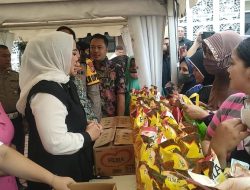 Polres Karawang Gelar Pasar Murah, Ratusan Warga Berebut Kupon Belanja