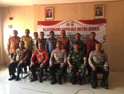 Bersama Warga Dan Petani,Kapolres Metro Bekasi Jalin Silaturahmi