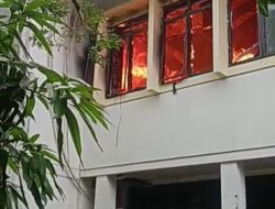 Diduga Arus Pendek Listrik Gedung Lantai Dua Disdik Kabupaten Bekasi Terbakar