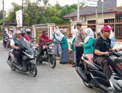 Ratusan Tajil Di Berikan Polsek Tembelang Dengan Gandeng Para Pelajar