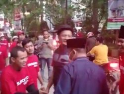 Warga Dan Pengguna Jalan Dapatkan Tajil Berbuka Puasa Dari Dewan PDIP