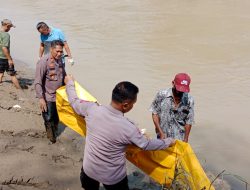Mayat Lelaki Tanpa Identitas Berbaju Lengan Merah Tergeletak Di Pinggir Sungai