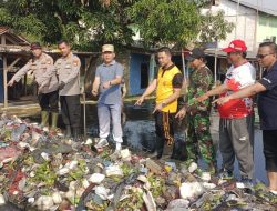 Polri Peduli Lingkungan, Kapolres Bersama Masyarakat Membersihkan Bantaran Kali Ulu