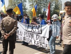 Pengangguran Bekasi dan Mahasiswa Gruduk Kantor Pemda