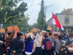 FKMU Pelita Bangsa Bersama APDES Demo Kantor Bupati Kritisi Angka Pengangguran yang Tinggi Di Kab Bekasi