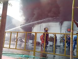 Petugas Keamanan Kawasan GIIC Panik, Satu Unit Pabrik Di Kawasan Deltamas Ludes Terbakar