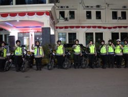 Antisipasi gangguan Kamtibmas, Polwan Polres Metro Bekasi Berpatroli serta Bagikan Sembako