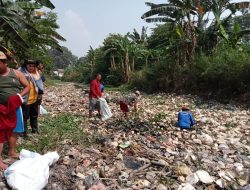 Petani Ancam Gelar Aksi Damai Akibat Tumpukan Sampah Sumbat Aliran Air Ke Persawahan