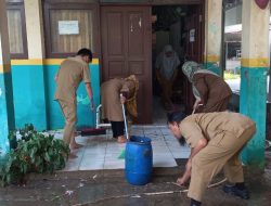 Terendam Akibat Banjir Guru dan Siswa Bersihkan Sekolah