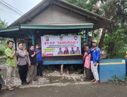 Jaga Kesucian Bulan Ramadhan Polsek Cikarang Pusat Tempel Spanduk Anti Tawuram