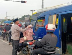 Polsek Cikbar Berikan Tajil Gratis Di Pintu Keluar Tol Telaga Asih