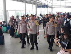 Terjadi Lonjakan Penumpang, Kapolres Metro Bekasi Tinjau Langsung Kondisi Stasiun Cikarang