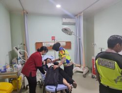 Polwan Polres Metro Bekasi Bantu Pemudik yang Alami Kecelakaan
