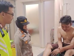Saat melaksanakan Patroli Biru, Polsek Setu Responsif bantu pengendara Korban Laka Tunggal ke Rumah Sakit