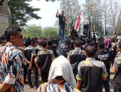 Ratusan Massa Gmbi Demo Di Depan Pintu Gerbang Pemkab Bekasi