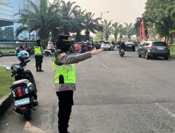 Perlancar Arus Kendaraan Polisi Wanita Mengatur Di Tiga Titik Padat Kendaraan