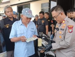 Mobil yang Di Gelapkan Kembali,Pria Paruh Baya Pengangkut Sampah Terharu Bahagia