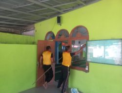 Polsek Cibarusah Bersihkan Rumah Ibadah Bertajuk Baksos Religi