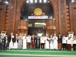Pj. Wali Kota Bekasi Shalat Idul Adha Sekaligus Serahkan Hewan Qurban