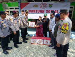 Bersama Polres Metro Bekasi,Polsek Tarumajaya Terjun Langsung Berikan Bantuan Distribusiikan Bansos Ke Warga
