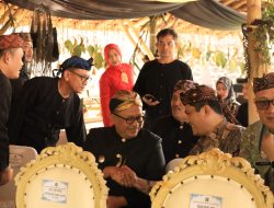 Pj. Wali Kota Bekasi Saksikan Menkumham Dinobatkan Gelar Sinatria Pinayungan dari Masyarakat Adat Jawa Barat