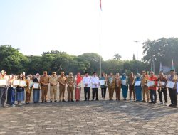 Pj. Wali Kota Bekasi Serahkan Penghargaan Pada Apel Pagi Hari ini.