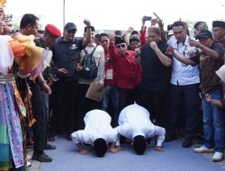 Sujud Sukur di Lakukan Ade Koswara Kunang – Asep Supria Atmaja Saat Mendaftarkan Diri Menjadi Bupati dan Wakil Bupati Bekasi