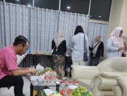 Tes Kesehatan Di Hari Kedua Bakal Calon Bupati Bekasi , Ade Koswara Kunang Nampak Santai