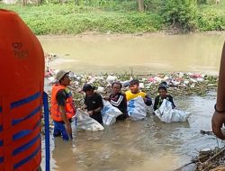 Rehab Kali Cikarang Rutin Edukasi Warga Bersihkan Sampah Aliran Sungai