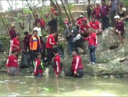 Komunitas Rehab Kali Cikarang Gandeng Anak – Anak Bersihkan Sampah Dan Tanam Bibit Benih Ikan Di Sungai