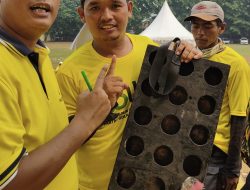 Perayaan HUT Golkar Kab Bekasi, Puluahan Pedagang Asongan Raup Rezeki