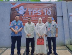 Akhmad Marzuki Ketua DPD Golkar Kab Bekasi Gunakan Hak Pilihnya di TPS 010 