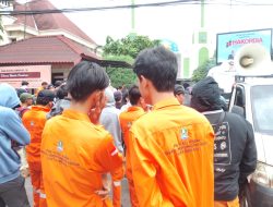 PHL BANTAR GEBANG GERUDUK DPRD KOTA BEKASI TUNTUT HUTANG GAJI 3 BULAN TAK DIBAYAR