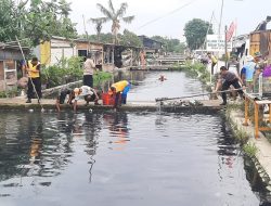 Antisipasi Banjir Puluhan Babinsa,Polisi,Dan Aparatur Desa Bersihkan Sampah Di Kali Ulu