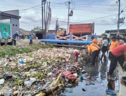 Tingginya Volume Sampah di Irigasi Pdam,UPTD Wilayah 1 Langsung Lakukan Pembersihan