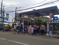 Puluhan Mahasiswa yang tergabung dalam Lingkar Mahasiswa Dan Pemuda (LMP) menggeruduk gedung Kejaksaan Negeri kota bekasi