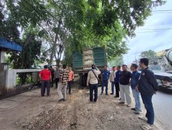 Parkir Liar Truk Pengangkut Tanah Di Bahu Jalan, Talenta Janji Cari Kantong Parkir Mandiri