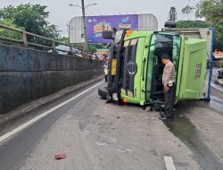 Respon Cepat Anggota Lalulintas Urai Kemacetan Akibat Truk Terguling di Dekat Gerbang Tol Cikarang Barat