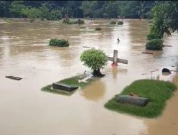 Luapan Kali Cikeas Rendam Ratusan Makam di TPU Jatisari Bekasi