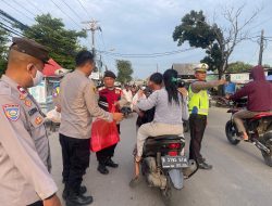 Tajil Berbuka Puasa Rutin di Berikan Polsek Tarumajaya Untuk Warga dan Pengguna Jalan