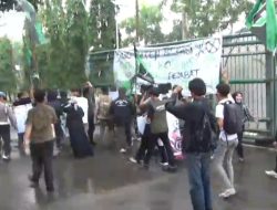 Tuntut Oknum Wakil Rakyat Ditangkap, Mahasiswa Kepung Kantor DPRD Kab, Bekasi