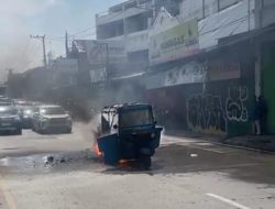 Bajaj LPG Pemudik Terbakar Di Tengah Jalan Saat Arus Balik Melewati Bekasi