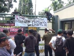 Puluhan Mahasiswa Demo Kecam Bupati Bekasi