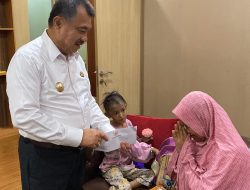 Seorang Ibu Menangis Sampaikan Kondisi Kesehatan Anaknya ke Wawali Abdul Harris Bobihoe